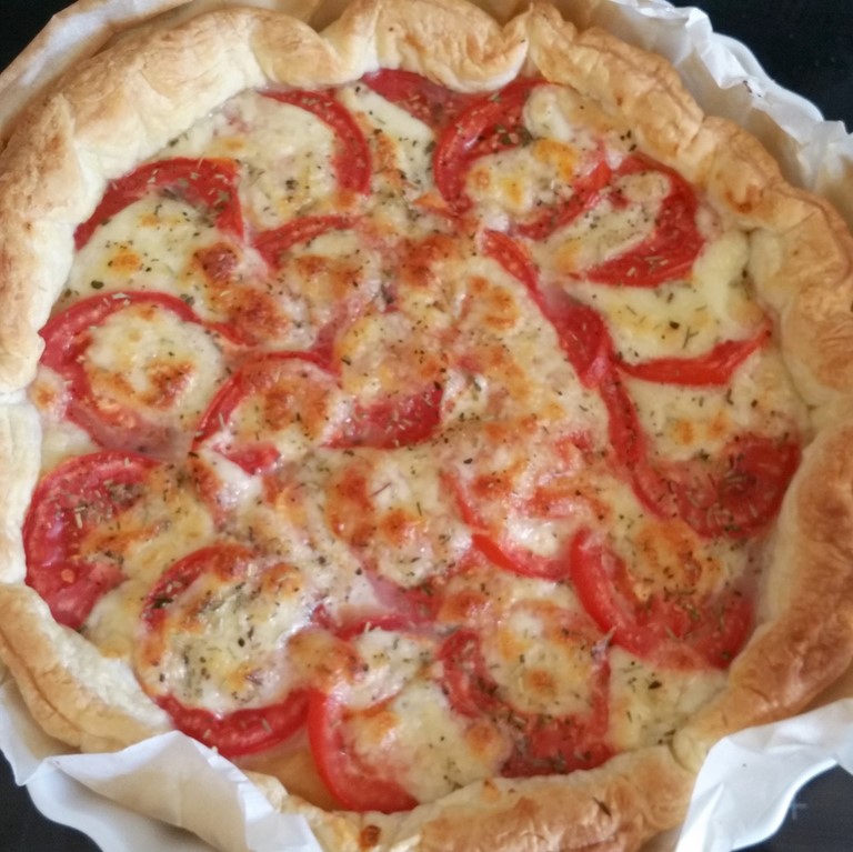 Hartige taart met tomaten