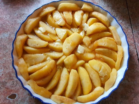 Bakvorm met appels voor een Franse appeltaart